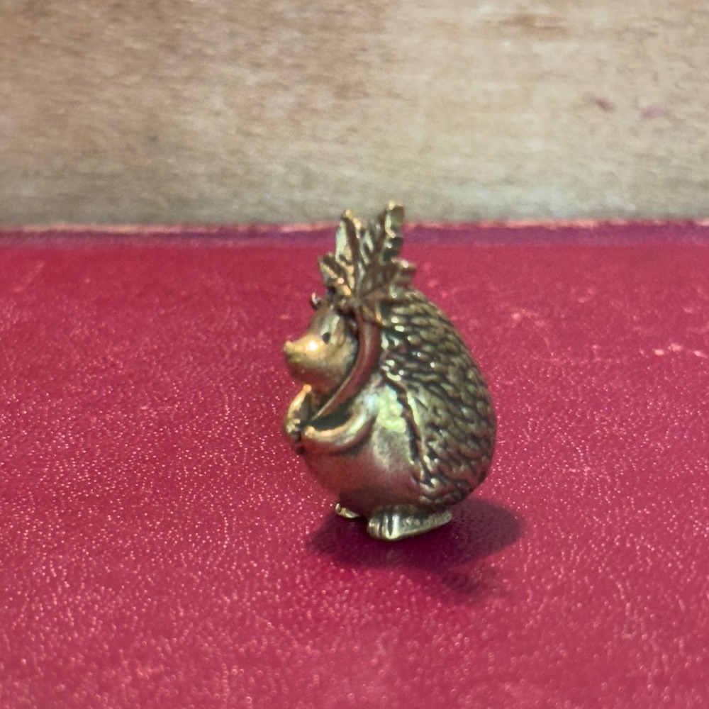 BG16 Hedgehog Figurine Gold Tone Miniature Leaf Umbrella Vintage Style 1in - Picture 2 of 7